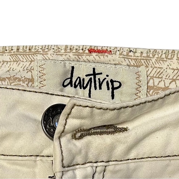 Daytrip Sz 29 Women's Cotton Shorts with factory distressing & colorful design - Picture 2 of 9